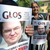 Des sympathisants d'Andrzej Poczobut présentent des pancartes à l'effigie du journaliste sur le parvis de la Cour suprême bélarusse. (archives)